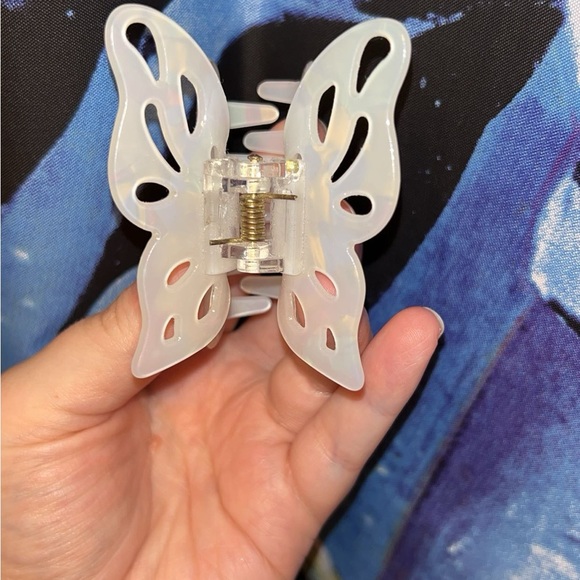 White Marbled Butterfly Claw Clip - Picture 4 of 4
